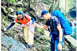 Quang (người dân tộc Cơ Tu) cùng khách khám phá vẻ đẹp của rừng Bạch Mã (thành phố Huế). 