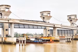 Đập ngăn mặn, trữ ngọt trên sông Lèn phục vụ sản xuất, đời sống nhân dân phía đông bắc tỉnh Thanh Hóa.