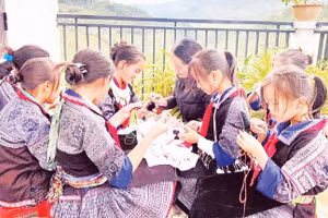 Một buổi học thêu của các em nhỏ trong câu lạc bộ “Hoa núi”.