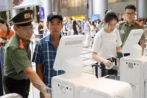 Việc kết nối dữ liệu điện tử góp phần nâng cao hiệu quả quản lý xuất nhập cảnh và nghĩa vụ thuế. (Ảnh: TTXVN) 