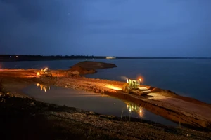 Thi công đê quây nhà máy thủy điện Trị An mở rộng. 