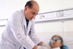 Bác sĩ thăm khám bệnh nhân sau phẫu thuật. (Ảnh: Bệnh viện cung cấp)