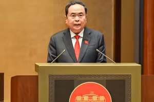 Chủ tịch Quốc hội Trần Thanh Mẫn vừa ký ban hành 2 nghị quyết của Ủy ban Thường vụ Quốc hội về phát triển khoa học, công nghệ, đổi mới sáng tạo và chuyển đổi số. (Ảnh: Duy Linh)