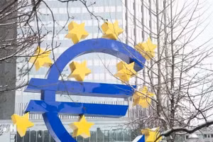Biểu tượng đồng euro tại Frankfurt (Đức). (Ảnh: THX/TTXVN) 