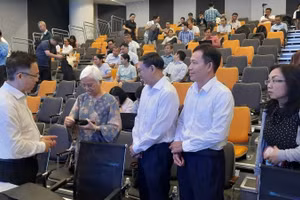 Đại diện lãnh đạo Thành phố Hồ Chí Minh trao đổi với các nhà khoa học.