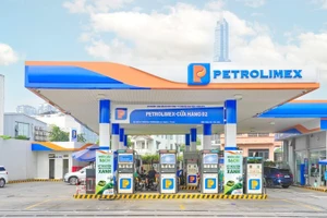 Cửa hàng xăng dầu của Petrolimex sẵn sàng cung ứng xăng E10 đáp ứng nhu cầu của khách hàng. 