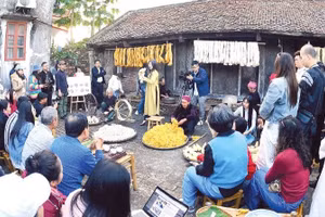 Khách du lịch tham quan, trải nghiệm tại Làng nghề dệt đũi Nam Cao, xã Lê Lợi, tỉnh Hưng Yên (Ảnh: NGUYỄN ĐĂNG)