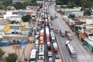 Kẹt xe kéo dài nhiều kilomet trên Quốc lộ 51, đoạn qua địa bàn tỉnh Đồng Nai.