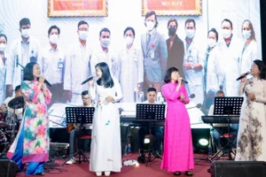 Một tiết mục biểu diễn trong đêm nhạc thiện nguyện "Blouse Trắng", ấm áp tình xuân.