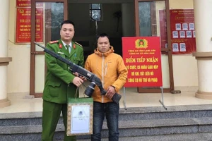 Công an xã Văn Lãng tặng quà và thư khen cho người dân giao nộp vũ khí tại trụ sở.
