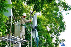 Đội ngũ kỹ thuật Viettel đang lắp đặt, bổ sung mạng lưới tại các tuyến phố quan trọng diễn ra các hoạt động kỷ niệm Quốc khánh 2/9 tại Thủ đô Hà Nội. (Ảnh: ANH TUẤN)