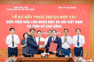 Giáo sư, Tiến sĩ Lê Văn Lợi - Chủ tịch Viện Hàn lâm (bên phải) và đồng chí Phan Thăng An trao đổi bản Thỏa thuận hợp tác tại buổi lễ.