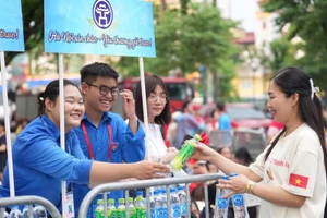 Thanh niên phường Hoàn Kiếm tặng quà người dân về Hà Nội xem diễu binh, diễu hành.