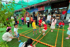 Người lớn và trẻ nhỏ háo hức trải nghiệm Phiên chợ vùng cao - Vui Tết Độc lập.