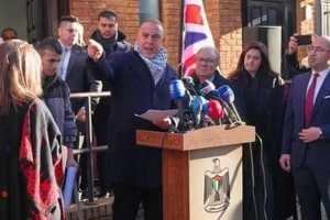Đại sứ Palestine tại Anh Husam Zomlot. 