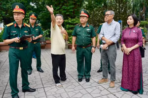 Các nhân chứng trao đổi thông tin với Thủ trưởng Bộ Tư lệnh Thành phố Hồ Chí Minh. (Ảnh: HỮU TÂN) 