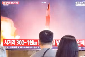 Hình ảnh một vụ phóng tên lửa của Triều Tiên trong chương trình chiếu tại ga tàu Seoul, Hàn Quốc.