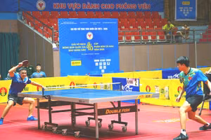 Đoàn Bá Tuấn Anh (bên phải, Đoàn Hải Phòng) và Đinh Anh Hoàng (Đoàn Công an nhân dân) trong trận bán kết đồng đội nam. (Ảnh: BẢO LONG)