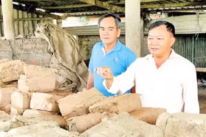 Ông Lê Ngọc Hùng (áo xanh), Giám đốc doanh nghiệp tư nhân gốm Tân Hương (xã Nhơn Phú, tỉnh Vĩnh Long) khó khăn tìm nguồn đất nguyên liệu, duy trì sản xuất.