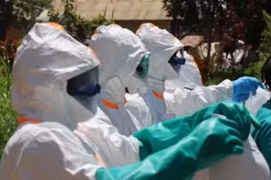 Nhân viên y tế mặc trang phục bảo hộ và khử khuẩn khi điều trị cho bệnh nhân Ebola tại Ituri, Cộng hòa Dân chủ Congo. (Ảnh: THX/TTXVN) 