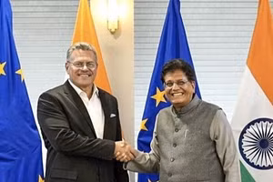 Bộ trưởng Thương mại Ấn Độ Piyush Goyal đã và Ủy viên Thương mại và An ninh Kinh tế EU Maros Sefcovic tại New Delhi. (Ảnh: TTXVN)