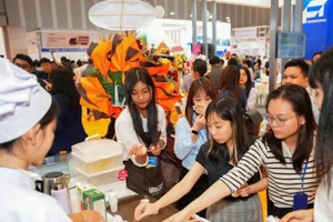 Khách hàng tham quan và dùng thử các sản phẩm thủy sản xuất khẩu tại Hội chợ Vietfish 2025. (Ảnh: THANH YẾN)