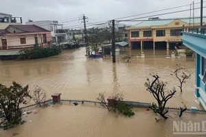 Mưa lớn kéo dài gây ngập sâu trên diện rộng tại nhiều tỉnh, thành phố miền trung Việt Nam. (Ảnh: ANH QUÂN) 