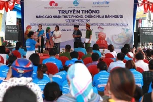 Trung tâm Phụ nữ và Phát triển (Hội Liên hiệp Phụ nữ Việt Nam phối hợp Ủy ban nhân dân huyện Bắc Hà (tỉnh Lào Cai) tổ chức hoạt động truyền thông về phòng, chống mua bán người tại phiên chợ vùng cao Bắc Hà. 