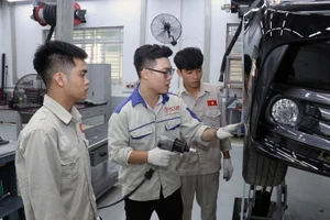 Trường cao đẳng Cơ điện Hà Nội kiểm tra tay nghề của người lao động trước khi sang làm việc tại Nhật Bản. (Ảnh: MINH THẮNG) 