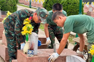 Trung tá Nguyễn Văn Ngọc, Phòng Chính trị Bộ Chỉ huy quân sự tỉnh Điện Biên cùng các chiến sĩ miết từng mạch vữa trên bề mặt mộ liệt sĩ để hoàn nguyên các phần mộ tại Nghĩa trang liệt sĩ Tông Khao