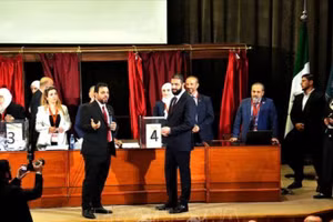 Tổng thống Syria Ahmed al-Sharaa (phải, phía trước) bỏ phiếu bầu cơ quan lập pháp mới ở thủ đô Damascus. (Ảnh: THX/TTXVN phát)