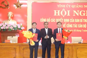 Đồng chí Hồ Văn Niên, Ủy viên Trung ương Đảng, Bí thư Tỉnh ủy Quảng Ngãi trao quyết định của Ban Bí thư và tặng hoa chúc mừng đồng chí Trần Ngọc Tuấn và Trương Huy Tâm.