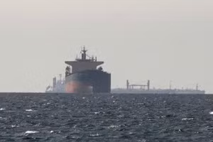 Tàu thuyền vận chuyển trên eo biển Hormuz. (Ảnh: THX/TTXVN) 