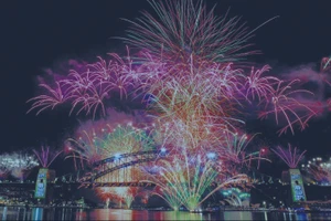 Pháo hoa rực rỡ chào đón năm mới 2026 tại cầu Cảng Sydney, Australia. (Ảnh: THX/TTXVN)