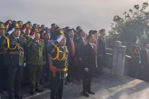 Cấp ủy, chính quyền xã Lũng Cú thực hiện nghi thức chào cờ trong ngày đầu năm mới 2026.