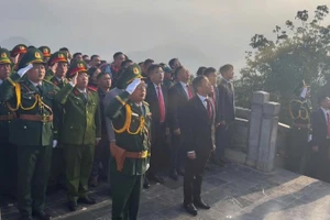 Cấp ủy, chính quyền xã Lũng Cú thực hiện nghi thức chào cờ trong ngày đầu năm mới 2026.