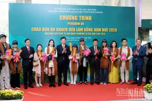 Lãnh đạo tỉnh Lâm Đồng và đại diện sở ngành địa phương chào mừng những du khách đầu tiên đến địa phương qua đường hàng không năm 2026.