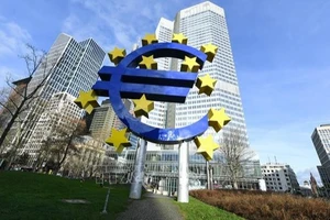 Biểu tượng đồng Euro tại Frankfurt, Đức. (Ảnh: THX/TTXVN)