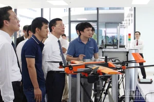 Đại biểu tham quan các mô hình khởi nghiệp sáng tạo tại Đà Nẵng.