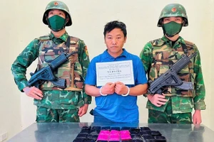 Đối tượng bị bắt giữ cùng 6.000 viên ma túy tang vật.