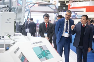 Ủy viên Trung ương Đảng, Trung tướng Tào Đức Thắng, Chủ tịch kiêm Tổng Giám đốc Viettel giới thiệu với đối tác các sản phẩm tại sự kiện. (Ảnh: Đức Thọ)