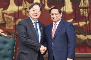 Thủ tướng Phạm Minh Chính và ông Hayashi Yoshimasa, Bộ trưởng Nội vụ và Truyền thông Nhật Bản. (Ảnh: Trần Hải)