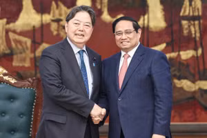 Thủ tướng Phạm Minh Chính và ông Hayashi Yoshimasa, Bộ trưởng Nội vụ và Truyền thông Nhật Bản. (Ảnh: Trần Hải)