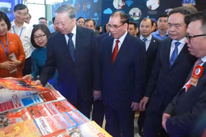 Tổng Bí thư Tô Lâm và các lãnh đạo, nguyên lãnh đạo Đảng và Nhà nước tham quan gian trưng bày tại Hội Báo toàn quốc năm 2025. 