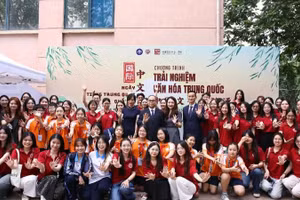 Chương trình trải nghiệm văn hóa Trung Quốc thu hút đông đảo giảng viên, sinh viên tham gia. 