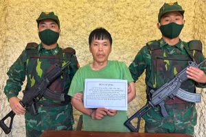 Đối tượng Sùng A Câu cùng tang vật khi bị lực lượng chức năng bắt giữ. (Ảnh: ANH DŨNG)