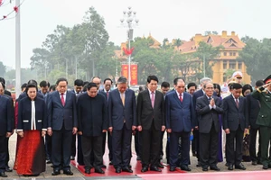 Các đồng chí lãnh đạo, nguyên lãnh đạo Đảng, Nhà nước thành kính tưởng nhớ công lao to lớn của Chủ tịch Hồ Chí Minh.