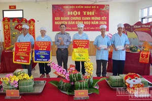 Thủ trưởng Chi đội Kiểm ngư số 3 trao giải cho các đội tại Hội thi gói bánh chưng xanh.