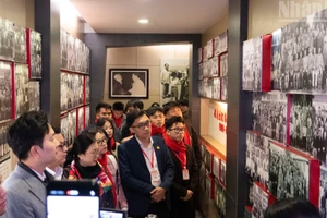 Thanh niên Việt Nam tham quan Phòng truyền thống Bệnh viện Nam Khê Sơn.