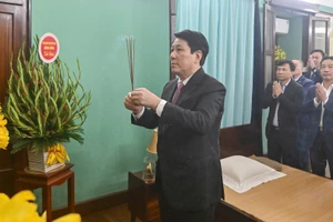 Chủ tịch nước Lương Cường dâng hương tưởng nhớ Chủ tịch Hồ Chí Minh tại Nhà 67. (Ảnh: Thủy Nguyên)